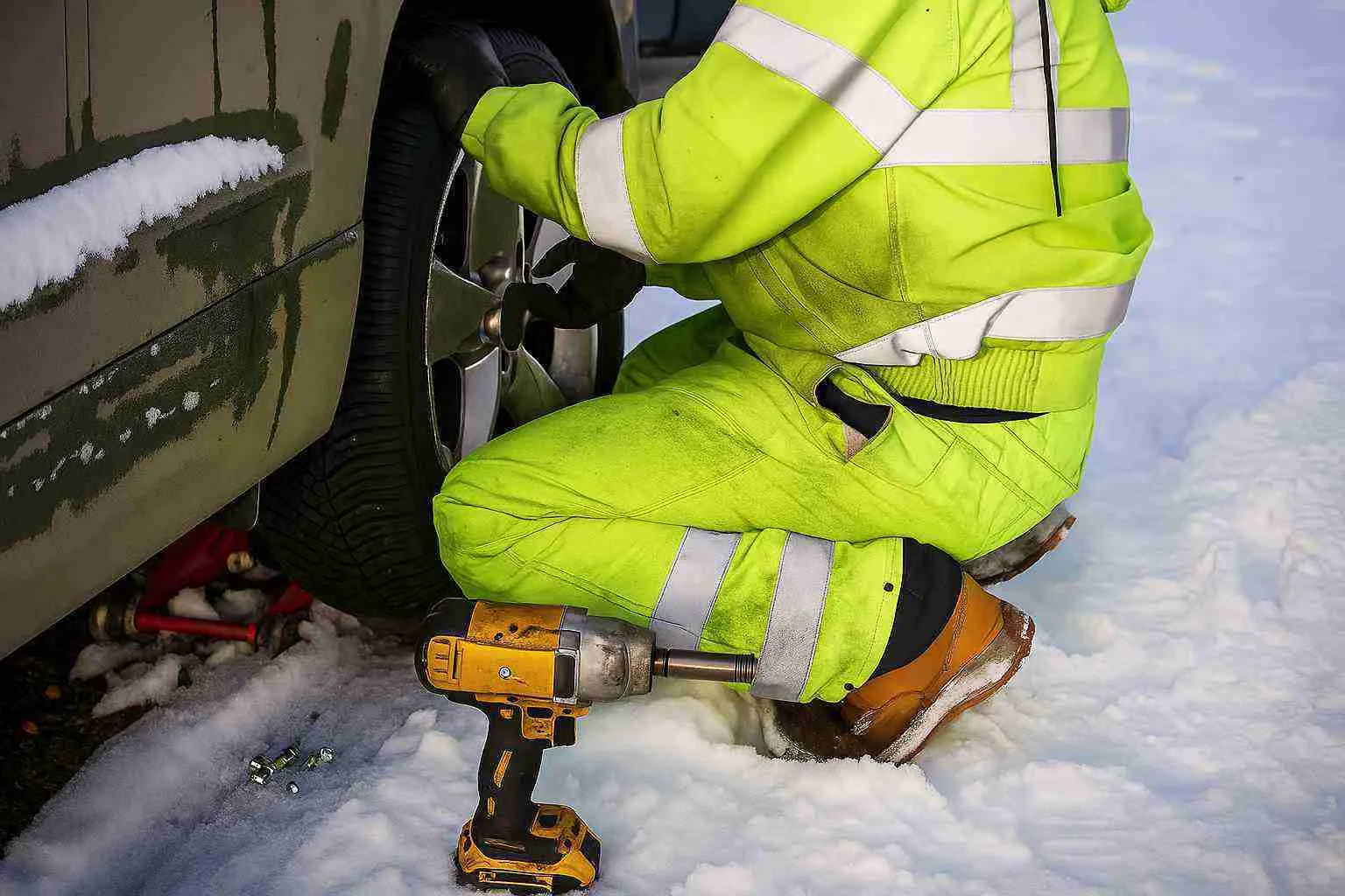 Minnetowta Towing - Flat Rire Replacement Minnetowta Towing Hook and Chain Wrecker Towing Services in Bloomington, Minneapolis, Edina, Eden Prairie, and Richfield, Minnesota.